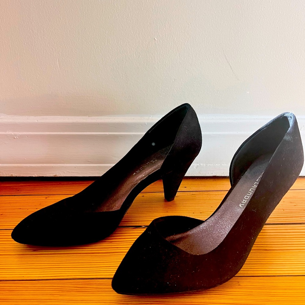 Chinese Laundry never been worn black heels with side cutout size 8